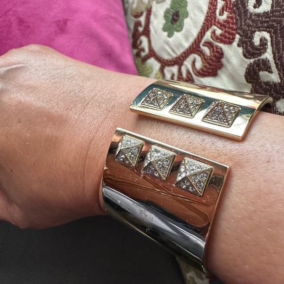 Victoria's Secret Gold Cuff Scandalous Rhinestone Hinged Size 6 - Picture 3 of 11